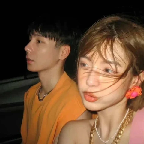 Warm Nighttime Car Selfies — Matching Avatars · Derecha