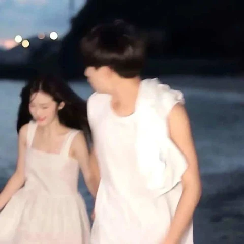 An Evening Walk by the Sea — Matching Avatars · Izquierda