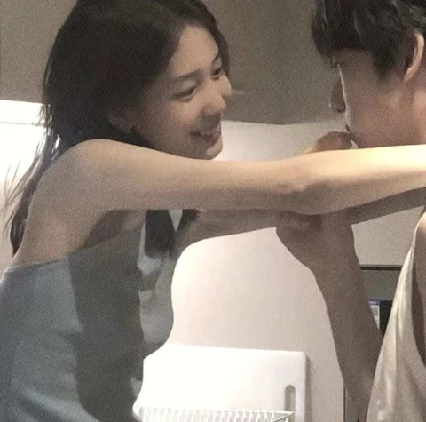 An Embrace and a Smile Just for You — Matching Avatars · Izquierda