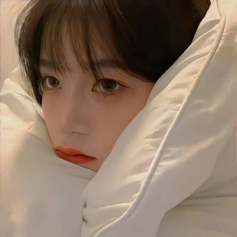 Wrapped in Fluffy White Blankets — Matching Avatars · Izquierda