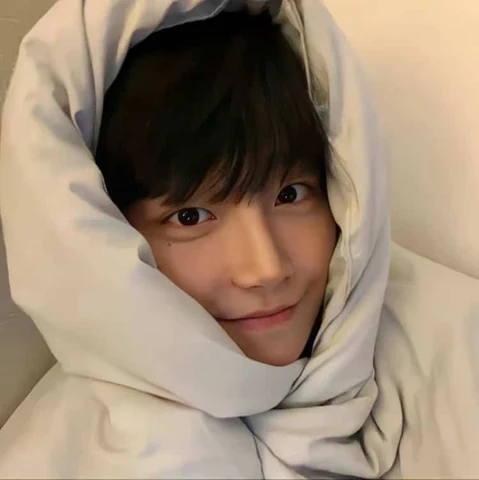 Wrapped in Fluffy White Blankets — Matching Avatars · Derecha