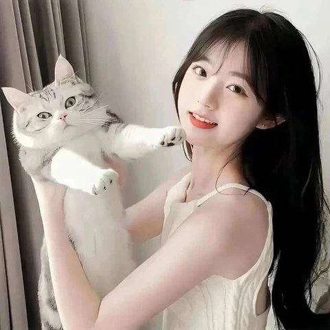 White Outfits and a Cuddly Cat — Matching Avatars · Izquierda