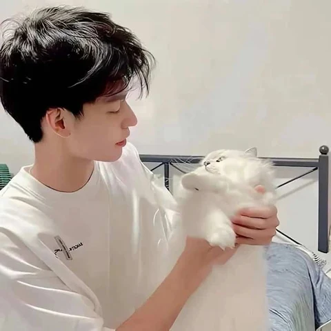 White Outfits and a Cuddly Cat — Matching Avatars · Derecha