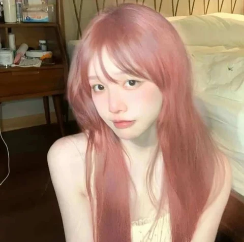粉发红发卧室照 · 配套头像 · 左图