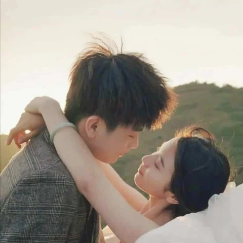 A Wedding Embrace on the Grass — Matching Avatars · Izquierda