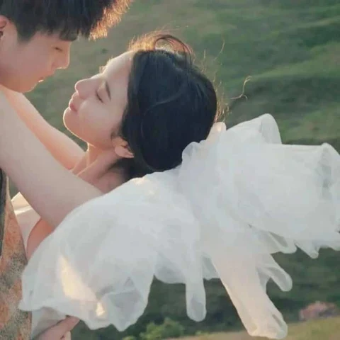 A Wedding Embrace on the Grass — Matching Avatars · Derecha