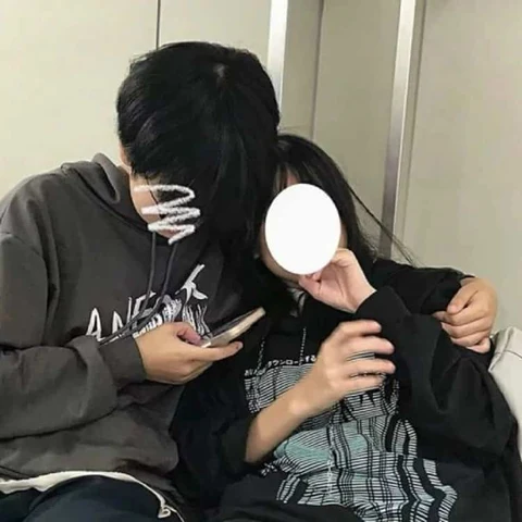 Cuddling in a Restaurant Mirror Selfie — Matching Avatars · Izquierda