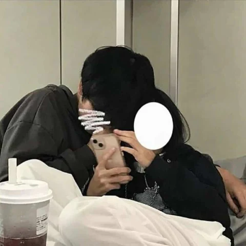 Cuddling in a Restaurant Mirror Selfie — Matching Avatars · Derecha