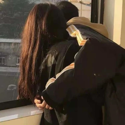 A Quiet Hug by the Window — Matching Avatars · Izquierda