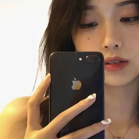 Black Outfits in Matching Mirror Selfies — Matching Avatars · Izquierda