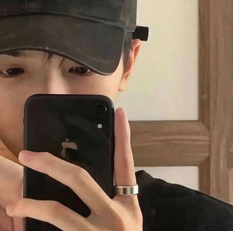 Black Outfits in Matching Mirror Selfies — Matching Avatars · Derecha
