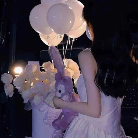 Balloons and Bouquets on a Special Night — Matching Avatars · Izquierda