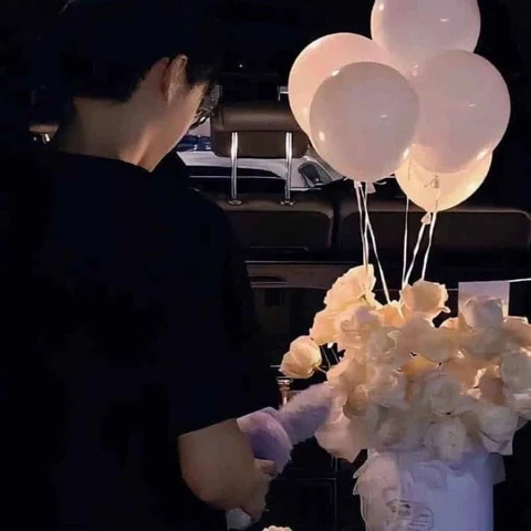 Balloons and Bouquets on a Special Night — Matching Avatars · Derecha