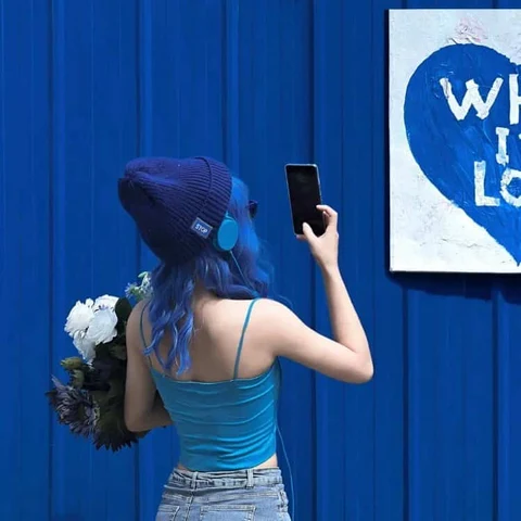 A Heart on a Bright Blue Wall — Matching Avatars · Izquierda