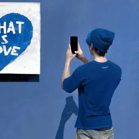 A Heart on a Bright Blue Wall — Matching Avatars · Derecha