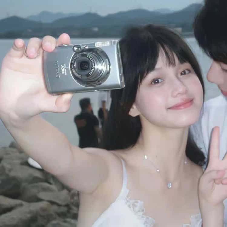 Camera Selfies by the Sea — Matching Avatars · Izquierda