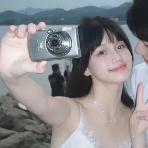 Camera Selfies by the Sea — Matching Avatars · Izquierda