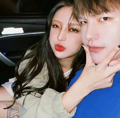 Blue Outfits in a Car Selfie — Matching Avatars · Izquierda