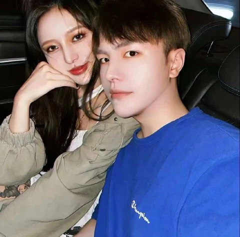 Blue Outfits in a Car Selfie — Matching Avatars · Derecha