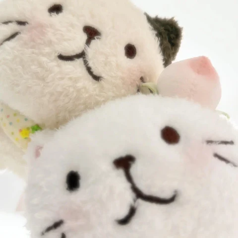 Stacked Little Cat Plushies — Matching Avatars · Izquierda