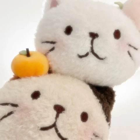 Stacked Little Cat Plushies — Matching Avatars · Derecha