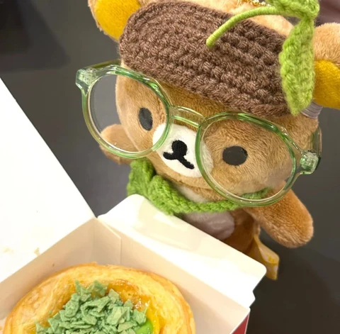Glasses-Wearing Bear Plushies with Little Pies — Matching Avatars · Derecha