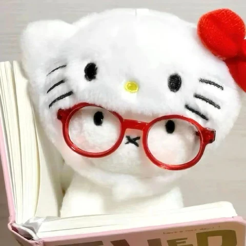Hello Kitty & Pompompurin — Reading in Glasses · Izquierda