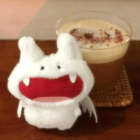 White and Gray Grinning Monster Plushies — Matching Avatars · Izquierda