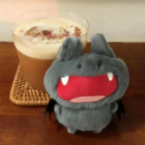 White and Gray Grinning Monster Plushies — Matching Avatars · Derecha
