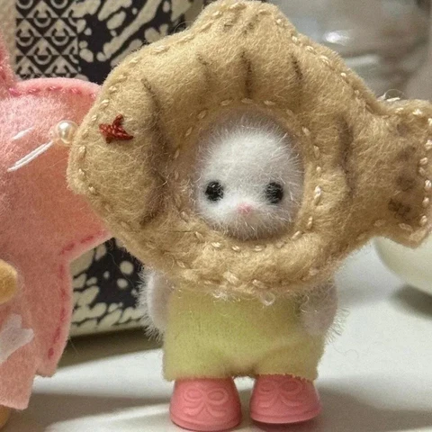 Plush Friends in Yellow Flower and Pink Star Hoods — Matching Avatars · Izquierda