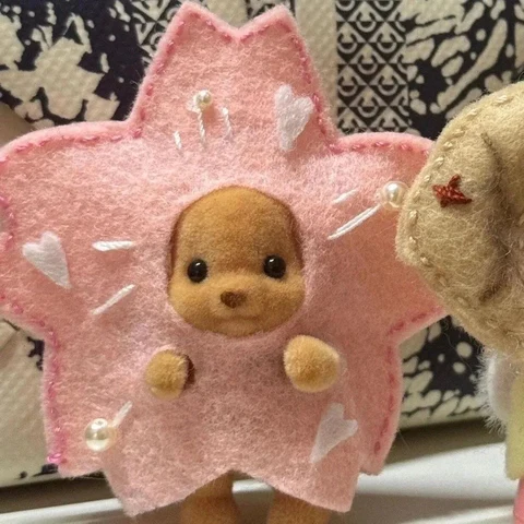 Plush Friends in Yellow Flower and Pink Star Hoods — Matching Avatars · Derecha