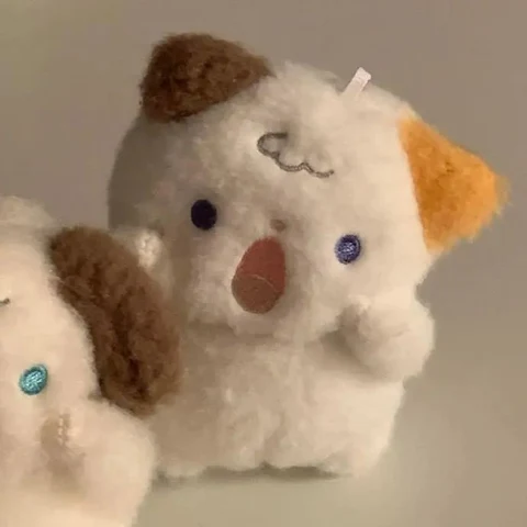 Cream Puppy Plushies Covering Their Cheeks — Matching Avatars · Izquierda