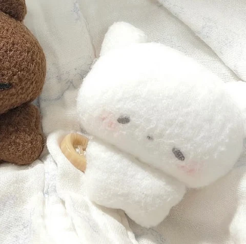 White and Brown Bear Plushies Under the Covers — Matching Avatars · Derecha