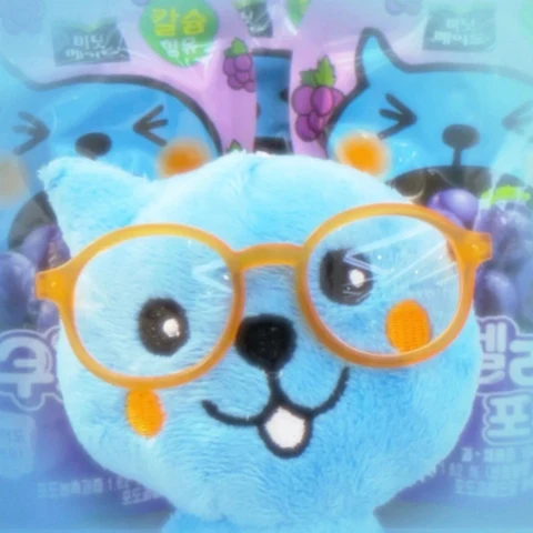 Blue and White Cat Plushies in Glasses — Matching Avatars · Izquierda