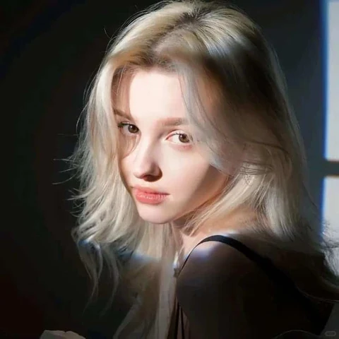 Short Blond Hair · S282